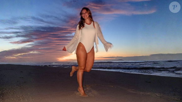 'Gostosa': aos 44 anos, Paolla Oliveira encanta a web com bumbum contra o sol e maiô cavado branco em comemoração de aniversário; veja fotos