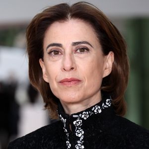 Fernanda Torres, em conversa com o jornalista Bruno Astuto, foi questionada sobre o look para o Oscar e revelou que ainda não está 100% definido. ‘Estamos nas tratativas’, adiantou