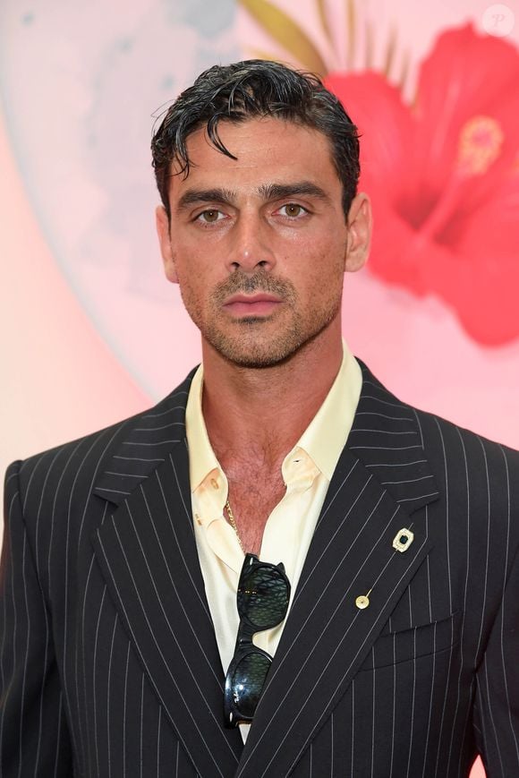 Michele Morrone também é cantor