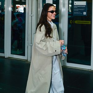 Aerolook de Bruna Marquezine ficou completo com uma calça de listras verticais largas