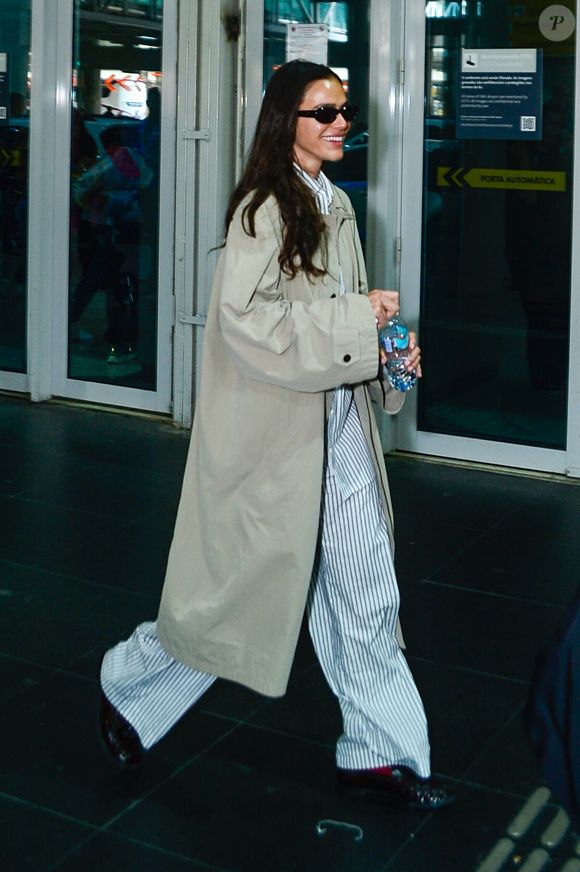 Aerolook de Bruna Marquezine ficou completo com uma calça de listras verticais largas