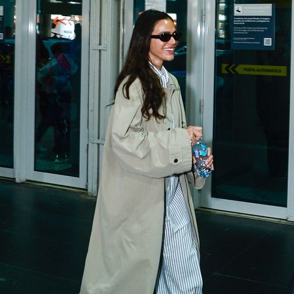 Aerolook de Bruna Marquezine ficou completo com uma calça de listras verticais largas