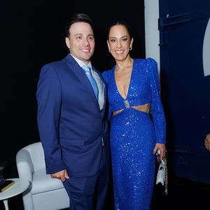 Silvia Abravanel e Gustavo Moura chegam pro Troféu Imprensa no SBT com look todo azul