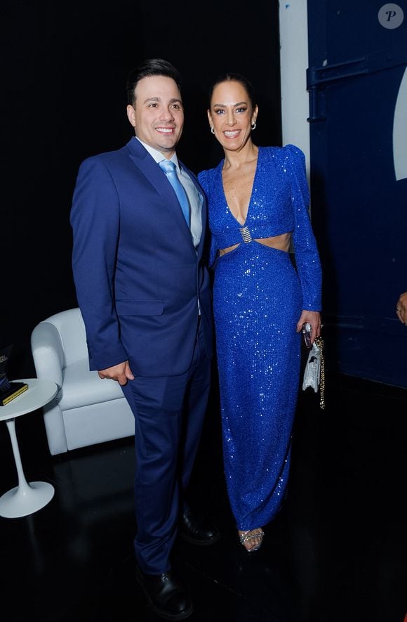 Silvia Abravanel e Gustavo Moura chegam pro Troféu Imprensa no SBT com look todo azul