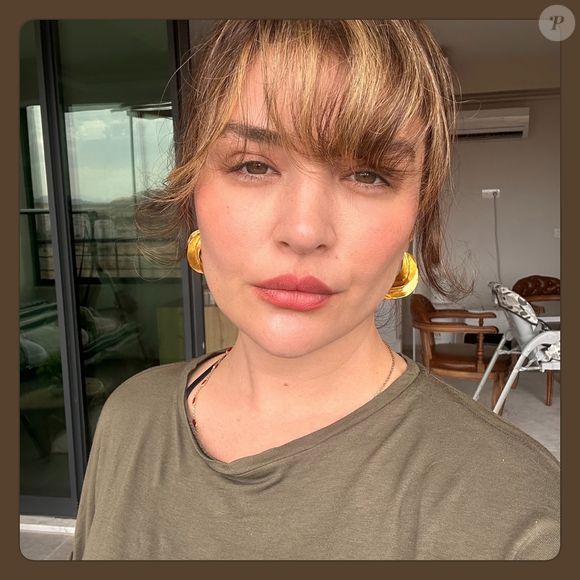 Loiríssima e ainda mais bela, a atriz segue trabalhando na área e tem presença constante nas redes sociais