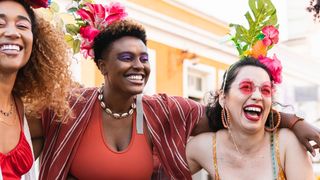 O que levar na bolsa para não passar perrengue no Carnaval?