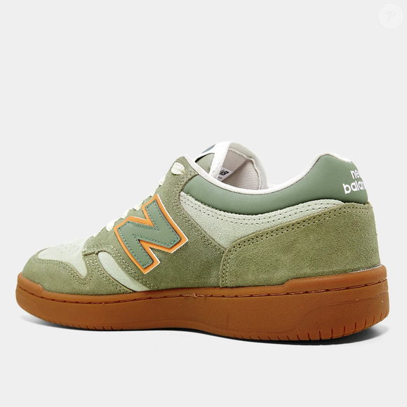 Entre couro, camurça e sola caramelo, o novo modelo da New Balance mostra que o luxo de 2026 está cada vez mais ligado ao conforto