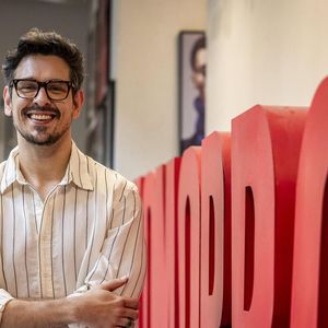 Renato (João Vicente de Castro) sai em busca de Tiago ao lado de Marco Aurélio (Alexandre Nero)