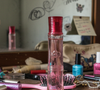 Baunilha, âmbar, almíscar e sândalo no fundo garantiam aquele toque envolvente que fazia o perfume durar na memória e na pele