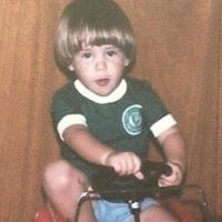 Esse menino cheio de cabelo e torcedor do Palmeiras dos anos 1980 acaba de dar uma inesperada virada na carreira. Reconhece?