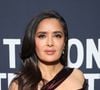 Salma Hayek, de 59 anos, é dona de cabelo longo marcante e muito bem cuidado