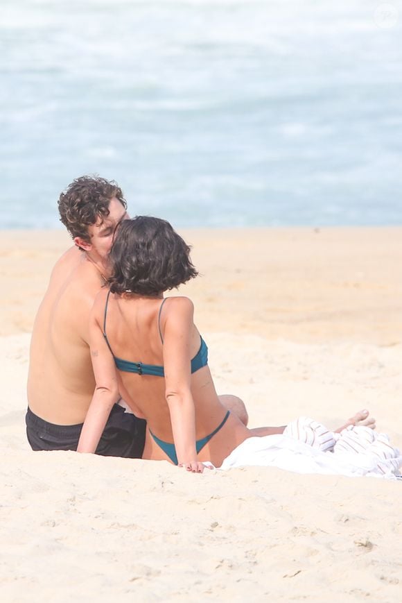 Bruna Marquezine e Shawn Mendes: namoro em praia do Rio às vésperas do 12 de Junho