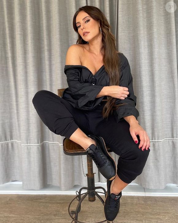 Look preto de Paolla Oliveira combinava modernidade e sensualidade