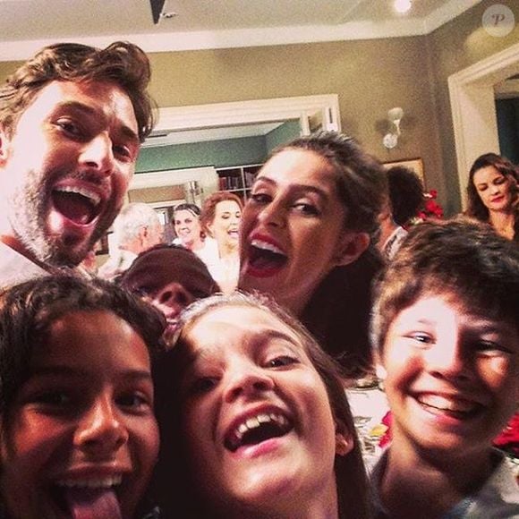 Elenco se diverte em encontro no final da novela 'Além do Tempo'