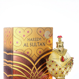 Mas não é apenas o visual dourado que chama atenção. O produto é descrito como um óleo perfumado de luxo que busca transmitir sofisticação, elegância e feminilidade. Sua fórmula à base de óleo permite uma projeção intensa e duradoura, permanecendo próxima à pele e criando uma assinatura olfativa marcante