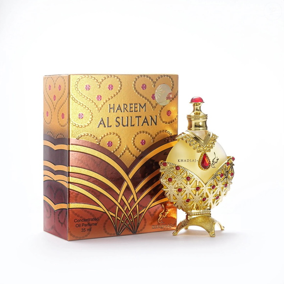 Mas não é apenas o visual dourado que chama atenção. O produto é descrito como um óleo perfumado de luxo que busca transmitir sofisticação, elegância e feminilidade. Sua fórmula à base de óleo permite uma projeção intensa e duradoura, permanecendo próxima à pele e criando uma assinatura olfativa marcante