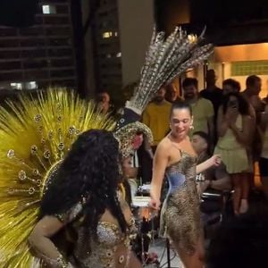 Dua Lipa sambou ao lado de uma passista