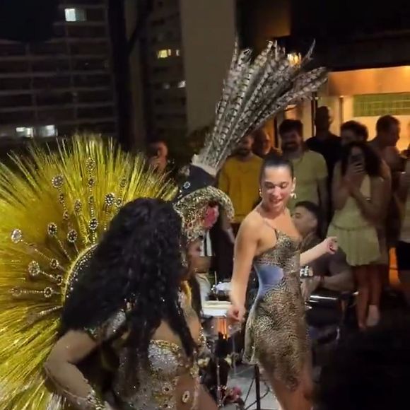 Dua Lipa sambou ao lado de uma passista
