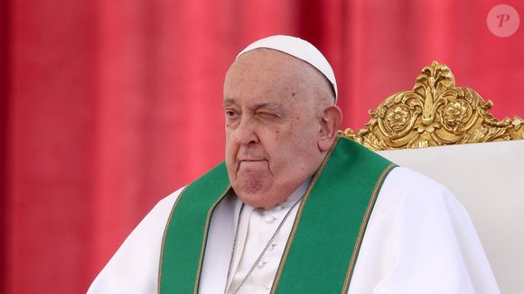 Papa Francisco continua internado com infecção polimicrobiana.