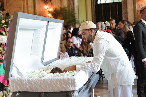Diante do caixão de Preta Gil, o filho único da cantora, Francisco, fez carinho e deu adeus à mãe.