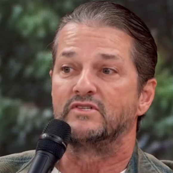 Marcelo Serrado, ator da Globo, faz revelação sobre crise de pânico em viagem de avião com a família
