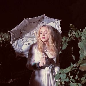 No segundo look da comemoração de seus 68 anos, Madonna surgiu com um vestido branco que combinou perfeitamente com a atmosfera grega da viagem