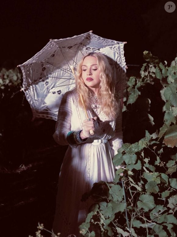 No segundo look da comemoração de seus 68 anos, Madonna surgiu com um vestido branco que combinou perfeitamente com a atmosfera grega da viagem