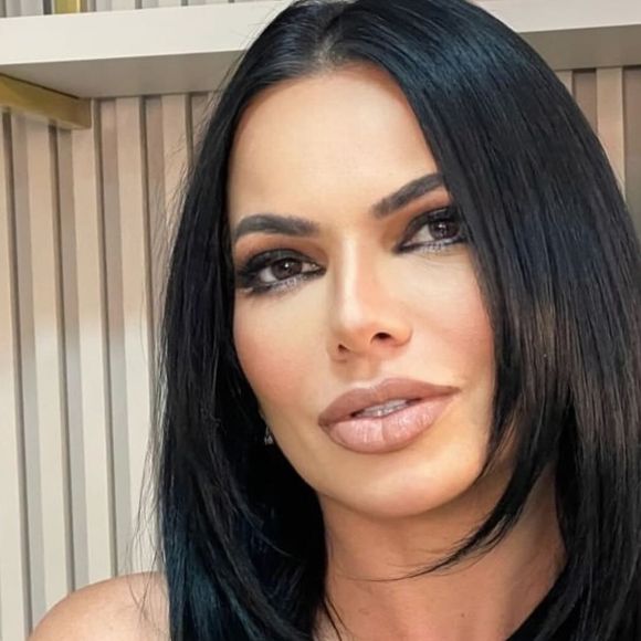 Beleza e juventude: Aos 52 anos, Maria Helena recebe elogios por sua aparência jovial: "O namorado da Sandy é bonito assim por causa da mãe".