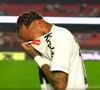 Neymar saiu de campo aos prantos após a maior derrota de sua carreira