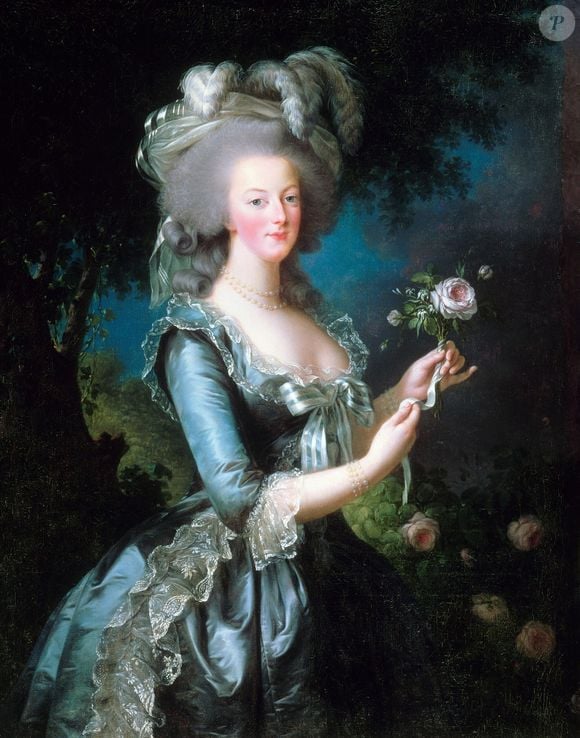 Símbolo de luxo, romantismo e extravagância, Maria Antonieta segue influenciando a moda mais de dois séculos após sua morte. Sua estética marcada por vestidos volumosos, laços e delicadeza continua inspirando coleções contemporâneas, como a nova criação da Larroudé, que traduz o charme da rainha francesa para um sapato cheio de personalidade