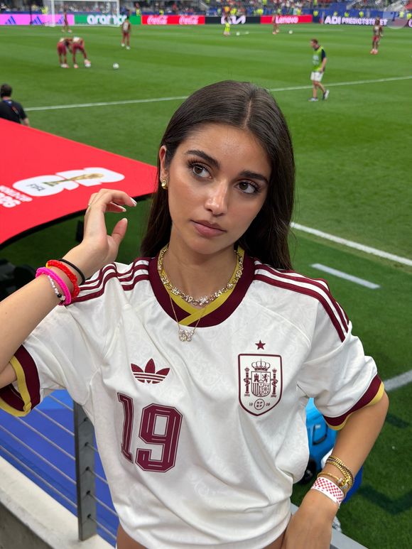 Influenciadora de 21 anos abre o jogo sobre rotina de beleza, garante que rosto limpo e cabelo bem cuidado fazem toda a diferença e conquista admiradores nas redes