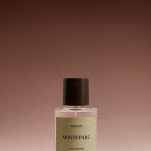 As notas de fundo do Kyoto são formadas por cedro e coco, completando a composição amadeirada do primeiro perfume criado pela Mondepars, que chega ao lado das outras fragrâncias da coleção, Rosalee e NERO