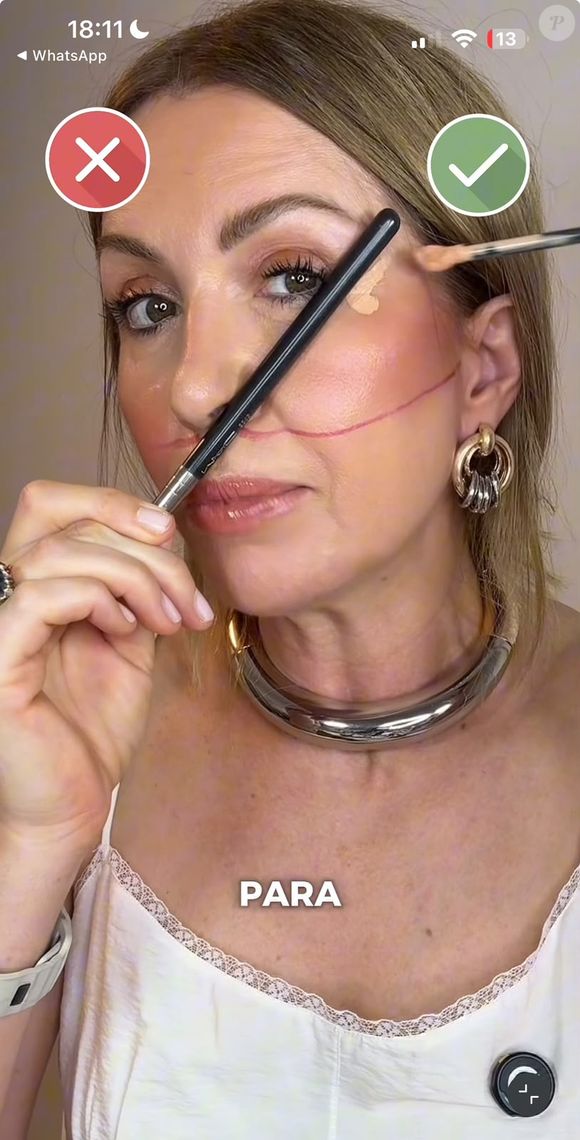 O truque ensinado por Maria Ferjol também envolve o bronzer. A maquiadora recomenda criar uma linha seguindo a referência imaginária do rosto e explica que a técnica pode ajudar a abrir o canto externo dos olhos e reforçar visualmente o efeito lifting da maquiagem