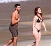 Henrique Barreira grava cena de beijo com Duda Matte em praia do Rio para a 2ª temporada de 'Os Donos do Jogo'