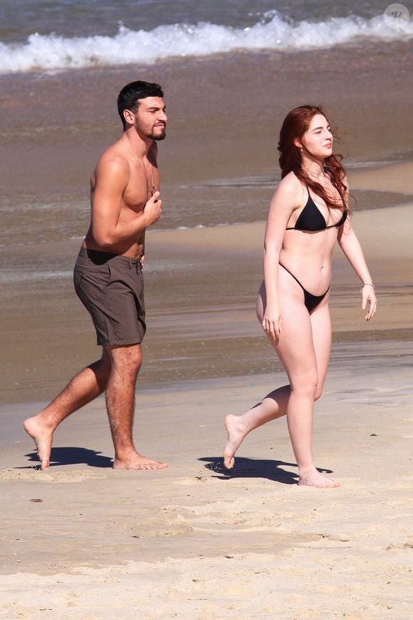 Henrique Barreira grava cena de beijo com Duda Matte em praia do Rio para a 2ª temporada de 'Os Donos do Jogo'
