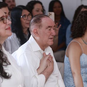 Renato Aragão antecipou comemoração dos 90 anos com missa na capela localizada nos pés do monumento do Cristo Redentor; em 1991, humorista beijou a mão na estátua