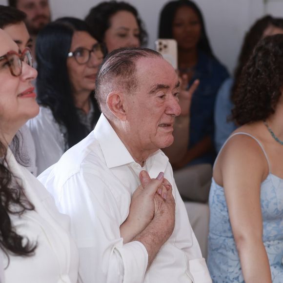Renato Aragão antecipou comemoração dos 90 anos com missa na capela localizada nos pés do monumento do Cristo Redentor; em 1991, humorista beijou a mão na estátua