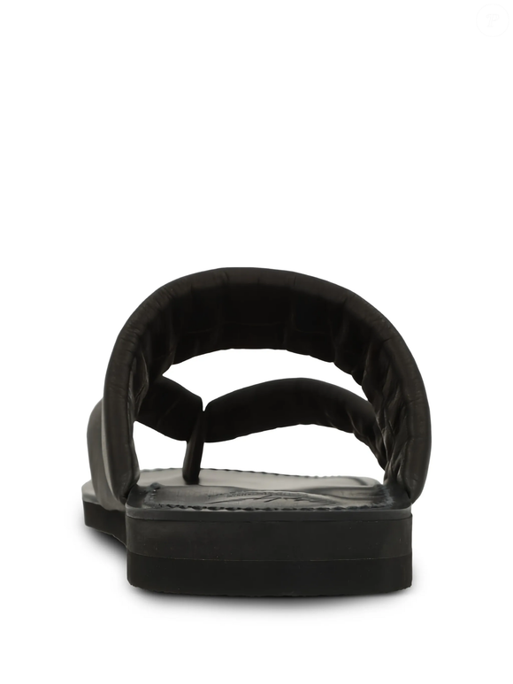 A Yohji Yamamoto colocou sua própria interpretação nas tradicionais sandálias Geta, criando um modelo unissex de couro que aposta na estética minimalista e sofisticada
