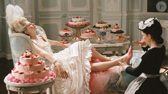 Inspirada na elegância do estilo rococó, a Larroudé x Tanner Fletcher: Sandália Dolly Cake & Lace Cetim Azul reforça que os laços e os tons suaves seguem entre as maiores apostas da moda feminina para ocasiões especiais; Kirsten Dunst já protagonizou a monarca em filme sob direção de Sofia Copolla