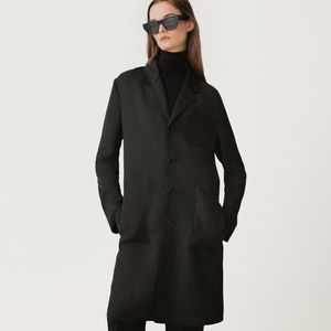 Elegante, versátil e com caimento soltinho: a aposta da Zara promete virar queridinha entre as mulheres que amam peças clássicas. Valor: R$ 439,00