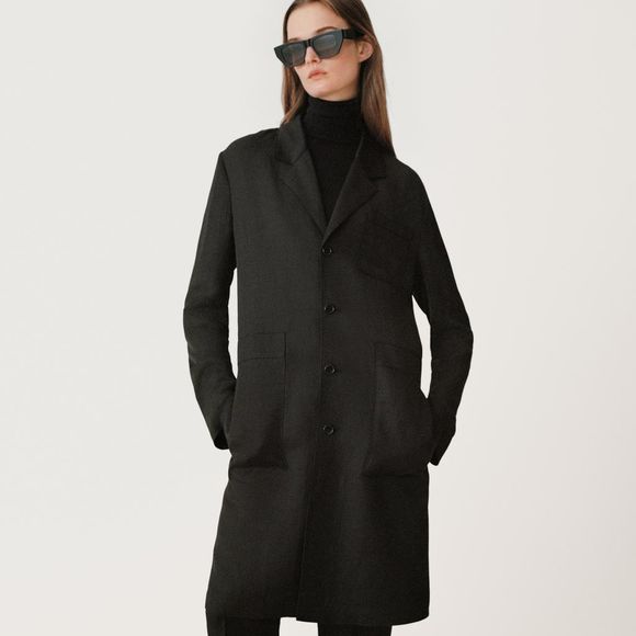 Elegante, versátil e com caimento soltinho: a aposta da Zara promete virar queridinha entre as mulheres que amam peças clássicas. Valor: R$ 439,00