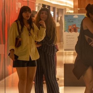 Grazi Massafera caiu na risada após o susto imenso e levou a situação na brincadeira