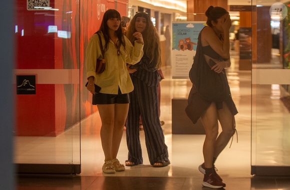 Grazi Massafera caiu na risada após o susto imenso e levou a situação na brincadeira