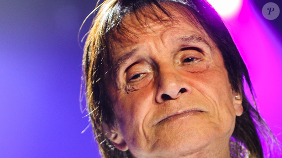 Roberto Carlos está tranquilo e seguindo as orientações médicas após ser hospitalizado aos 85 anos para uma cirurgia de retirada da vesícula por videolaparoscopia