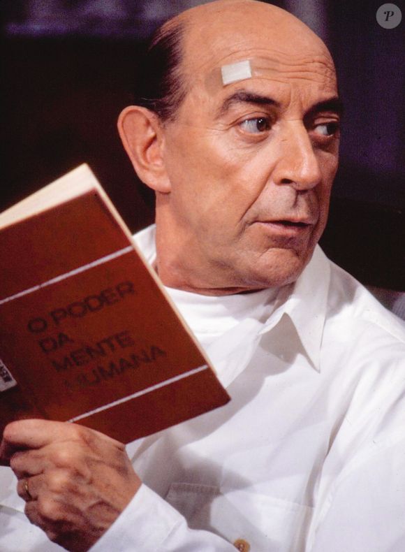 Jonas (Raul Cortez) é o pai de Paula (Claudia Ohana) na novela Rainha da Sucata'