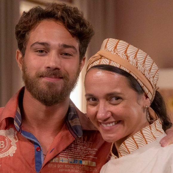 Gael (Andre Luiz Frambach) com a tia Irene (Fernanda Pimenta) em cena de 'Coração Acelerado'