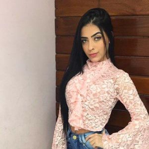 MC Mirella também se destacava pelas sobrancelhas arqueadas, o que a rendeu diversos memes