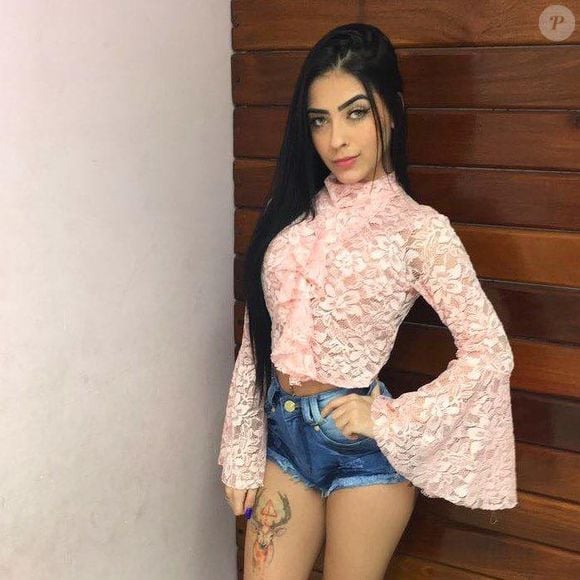 MC Mirella também se destacava pelas sobrancelhas arqueadas, o que a rendeu diversos memes