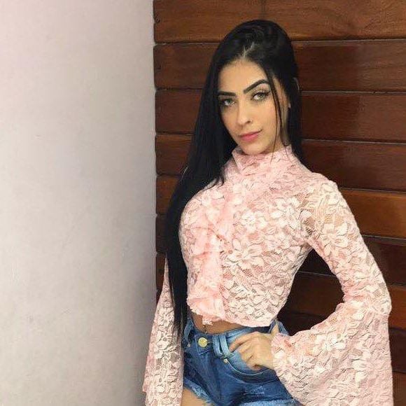 MC Mirella também se destacava pelas sobrancelhas arqueadas, o que a rendeu diversos memes