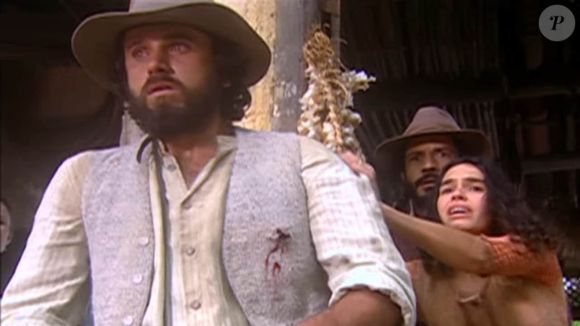 No meio da briga, Tomé, para defender Tobias, acabou levando um tiro de Desidério.